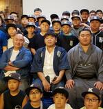 　新十両若碇（前列２列目右端）は小松竜道場の祝勝会で所属選手や指導者と記念撮影。前列２番目の左端は父の甲山親方（元幕内甲山）＝２０２４年１０月、東京都墨田区