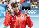 　卓球女子シングルスの表彰式後、銅メダルを手にポーズをとる早田ひな＝パリ（共同）