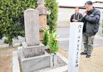 田中古代子と千鳥の墓前で手を合わせ、受賞を報告する三上さん（右）＝１２日、鳥取市新品治町の玄忠寺