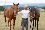 　競走馬を引退した２頭の世話をする元調教師の栗林信文さん＝１０月３日、福島県鮫川村