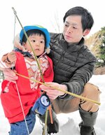 【いつか僕も】小さい矢を射るまねをする子ども。将来の射手誕生か