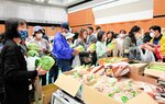 新鮮な地元産野菜を買い求める人々＝２２日、米子コンベンションセンター