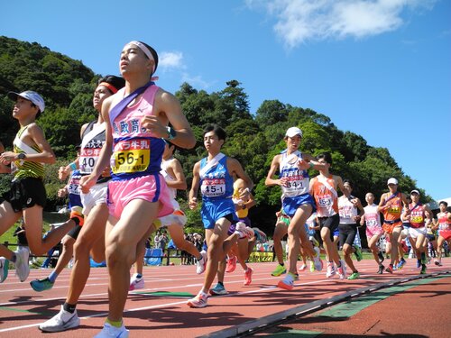 一斉にスタートする日本海駅伝１区ランナー＝１３日、鳥取県倉吉市の市営陸上競技場