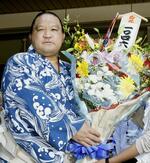 　２０１１年７月、単独史上１位の通算１０４６勝を達成した魁皇＝名古屋市の愛知県体育館