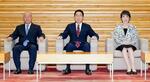 　閣議に臨む（左から）鈴木財務相、岸田首相、高市経済安保相＝１１日午前、首相官邸