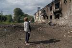 　ウクライナ・ハリコフ州ボウチャンスクへの砲撃で損壊した建物＝１１日（アナトリア通信提供・ゲッティ＝共同）
