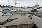 　地震で地面に亀裂ができた石川県珠洲市の漁港＝２０日午後