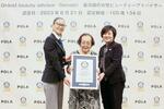 　「最高齢の女性ビューティーアドバイザー」としてギネス世界記録に認定された堀野智子さん（中央）＝２１日、福島市（ポーラ提供）