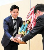 トップリーグ優勝のトロフィーを受け取るＳＣ鳥取ＤＳの門脇勇太選手＝新日本海新聞社中部本社ホール