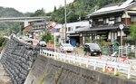 約２週間ぶりに片側通行が可能になった国道４８２号を走行する車両＝１日、鳥取市用瀬町別府