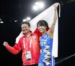 　女子５３キロ級で優勝し、父の俊一コーチと日の丸を掲げる藤波朱理＝パリ（共同）