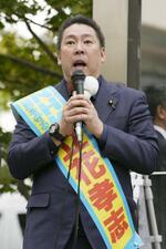 　兵庫県知事選が告示され、第一声を上げる立花孝志氏＝１０月３１日、神戸市