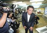 　東京１１区で落選が決まり、引き揚げる下村博文氏＝２７日夜、東京都板橋区