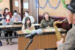 サックス演奏を楽しむ参加者＝１７日、鳥取市幸町の市人権交流プラザ