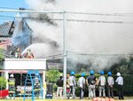 煙を上げて燃える西垣さん方＝１３日午後０時１５分ごろ、鳥取市古海