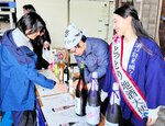 さまざまな酒の飲み比べを楽しむ来場者（左）