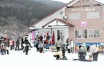 積雪に恵まれ多くの家族連れらでにぎわったスキー場＝２日、香美町小代区大谷のおじろスキー場