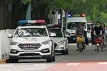 　北京の日本大使館付近を警戒する警察車両＝２７日（共同）
