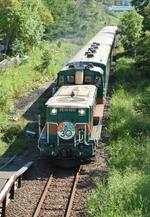 　釧網線の「くしろ湿原ノロッコ号」＝２０１９年９月、北海道釧路町