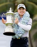 　米女子ゴルフのブルーベイＬＰＧＡで優勝し、トロフィーを手に笑顔の竹田麗央＝９日、中国・海南島のブルーベイＧＣ（ゲッティ＝共同）