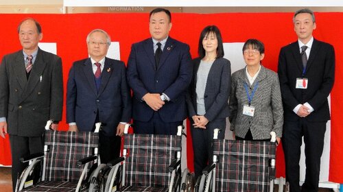 贈呈式に出席した福永執行委員長（左から３人目）ら（提供写真）