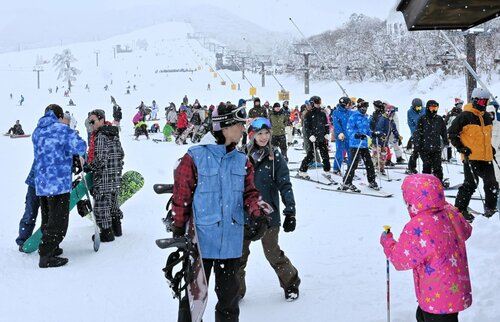 大勢の客でにぎわうゲレンデ＝２８日、大山町大山のだいせんホワイトリゾート