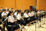 集中して録音に臨む音楽隊員ら＝１５日、鳥取市のとりぎん文化会館