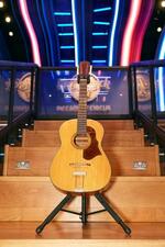 　米ニューヨークでの競売で落札されたジョン・レノン使用のギター（ジュリアンズ・オークションズ提供、共同）