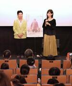 　ドキュメンタリー映画「拳と祈り―袴田巌の生涯―」が公開され、舞台あいさつに立った袴田さんの姉ひで子さん（左）と笠井千晶監督＝１９日午後、東京都渋谷区