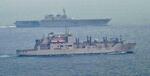 　２０１７年５月、安保関連法に基づく「武器等防護」のため、米海軍補給艦（手前）と共に航行する海上自衛隊の護衛艦「いずも」＝伊豆諸島・神津島沖