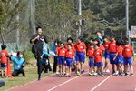 桐生選手（左から３人目）に足を上げる方法を学ぶ児童ら＝１５日、鳥取市松上の明治小