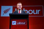 　１４日、ニュージーランドの首都ウェリントンで、労働党の選挙イベントで話すヒプキンス首相（ゲッティ＝共同）