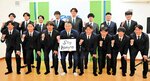 Ｊ２昇格を誓う林監督（前列左から４人目）と新加入の選手ら＝チュウブＹＡＪＩＮスタジアム