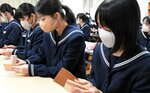 真剣な表情で木材加工に挑戦する生徒ら