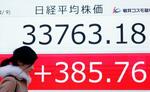 　東京株式市場の日経平均株価の終値を表示する画面。バブル経済崩壊後の最高値を更新した＝９日午後、東京都中央区