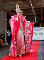 　「成人式アートコレクション」でランウエーを歩く堀駿介さん＝７日午後、北九州市