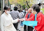 学生に衆院選の投票を呼びかける委員ら＝２２日、倉吉市の鳥取看護大・鳥取短期大