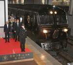 　ＪＲ博多駅で開かれた、豪華寝台列車「ななつ星ｉｎ九州」の記念出発式＝１４日午前
