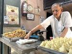 　インド・ニューデリーの旧市街で１００年以上、軽食を売る老舗もＱＲコード決済を導入している＝２０２４年５月（共同）