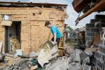 　２４日、ウクライナ東部ドネツク州ポクロウシクでロシア軍によるミサイル攻撃を受け、破壊された住宅（ロイター＝共同）