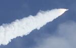 　鹿児島県の種子島宇宙センターから打ち上げられ、上昇するＨ３ロケット２号機＝１７日午前９時２４分
