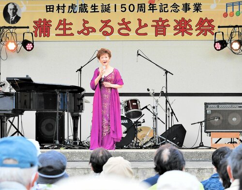 岩美町出身の田村虎蔵生誕１５０周年を祝い、田村虎蔵にちなんだ曲などを披露する安田祥子さん