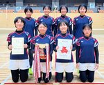 女子で１３年連続２２度目の栄冠に輝いた米子松蔭＝鳥取市民体育館