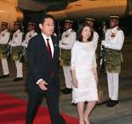 　マレーシアのクアラルンプール国際空港に到着した岸田首相と妻の裕子さん＝４日（共同）