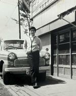 １９６０年代、店舗の前に立つ、若いころの野島広司社長＝現在の相模原市