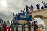 　３日、外国勢力による干渉への抵抗を訴えるため、ニジェールの首都ニアメーに集まったクーデター支持者ら（ＡＰ＝共同）