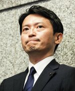 兵庫県議会で自身への不信任決議が全会一致で可決され、取材に応じる斎藤元彦知事＝１９日午後