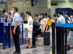　高麗航空の平壌行きの便の搭乗手続きをする乗客ら＝２６日、北京首都国際空港（共同）