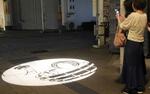 　「水木しげるロード」に投影された鬼太郎の妖怪影絵＝１８日、鳥取県境港市