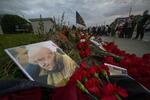 　ロシア・サンクトペテルブルクで、ワグネルの創設者プリゴジン氏を追悼する人たち＝８月（ＡＰ＝共同）